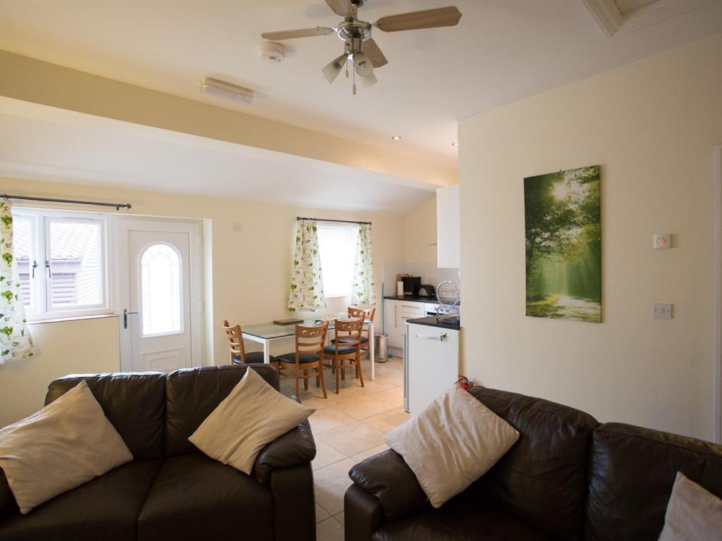 Treetops Cottages & Spa Grimsby Esterno foto