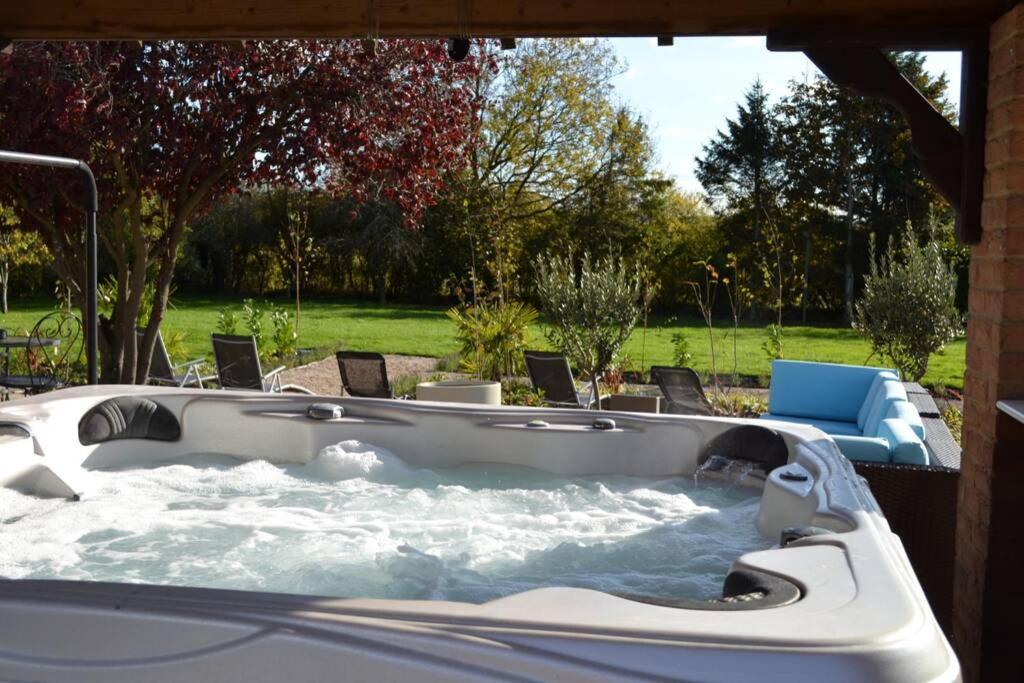 Treetops Cottages & Spa Grimsby Esterno foto