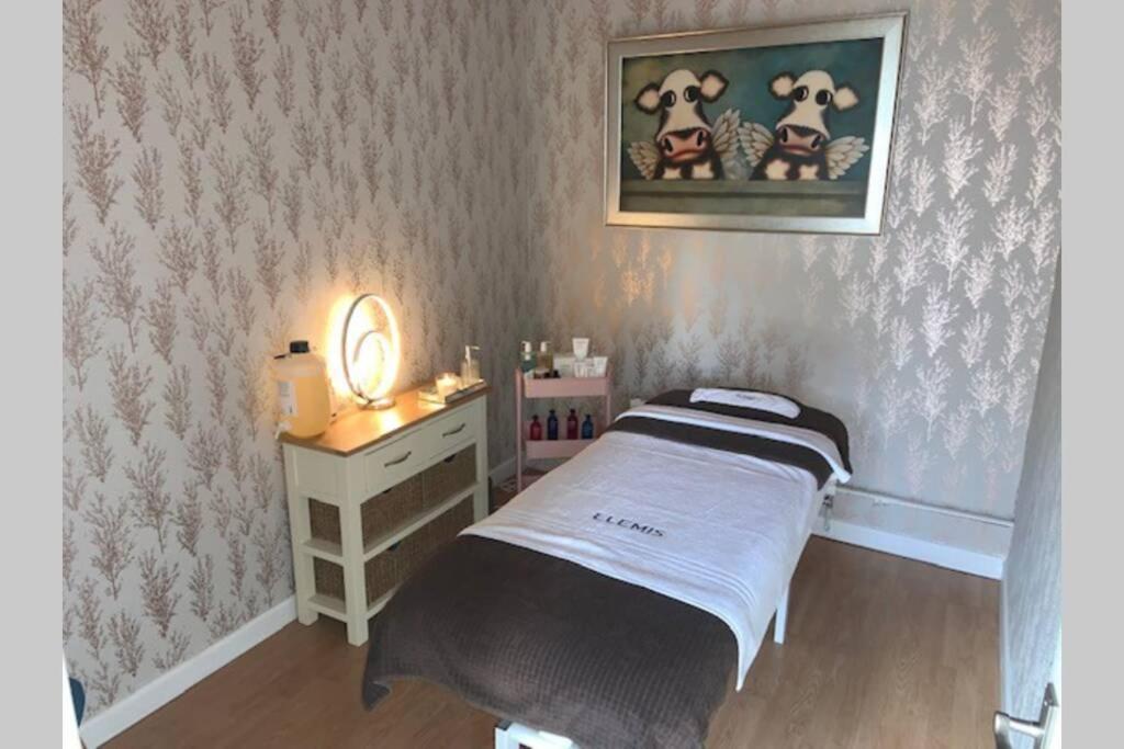 Treetops Cottages & Spa Grimsby Esterno foto
